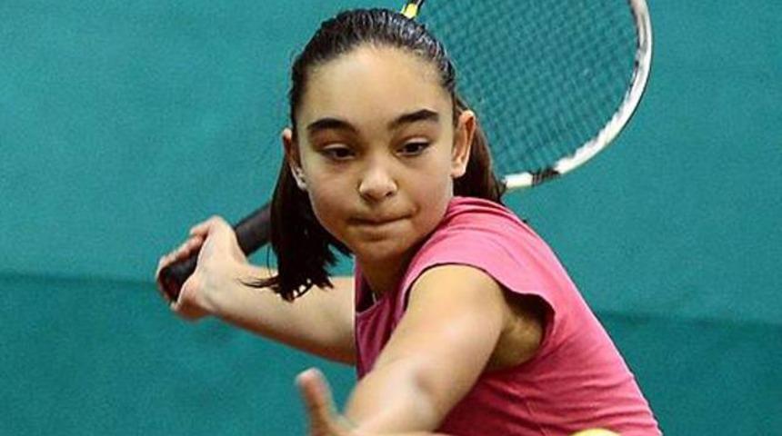 Gen&ccedil; tenis&ccedil;i Selin &Ouml;v&uuml;n&ccedil;'ten tekler zaferi