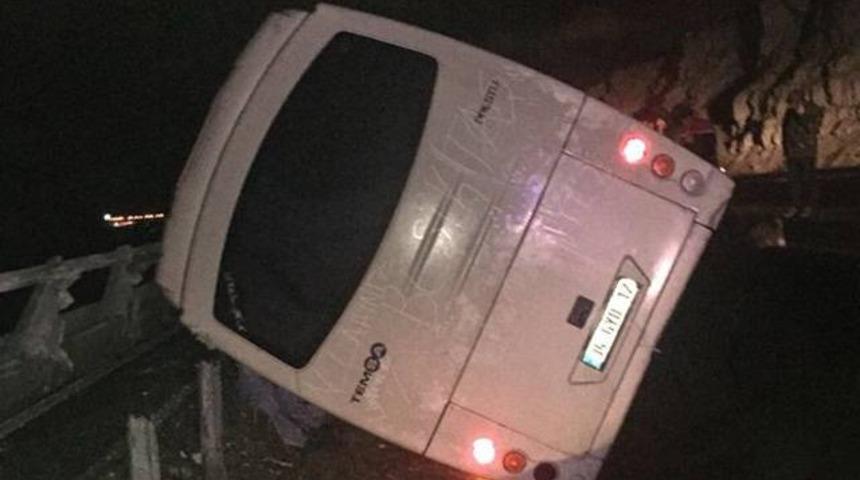 Beşiktaşlı taraftarları taşıyan otob&uuml;s kaza yaptı