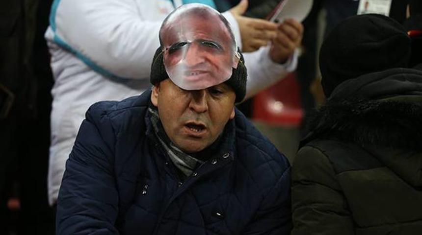 Kayserispor trib&uuml;nlerinde Selahattin Aydoğdu maskesi