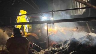 Çiftlikte çıkan yangında saman balyaları alevlere teslim oldu