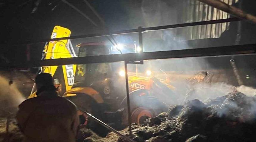 Çiftlikte çıkan yangında saman balyaları alevlere teslim oldu