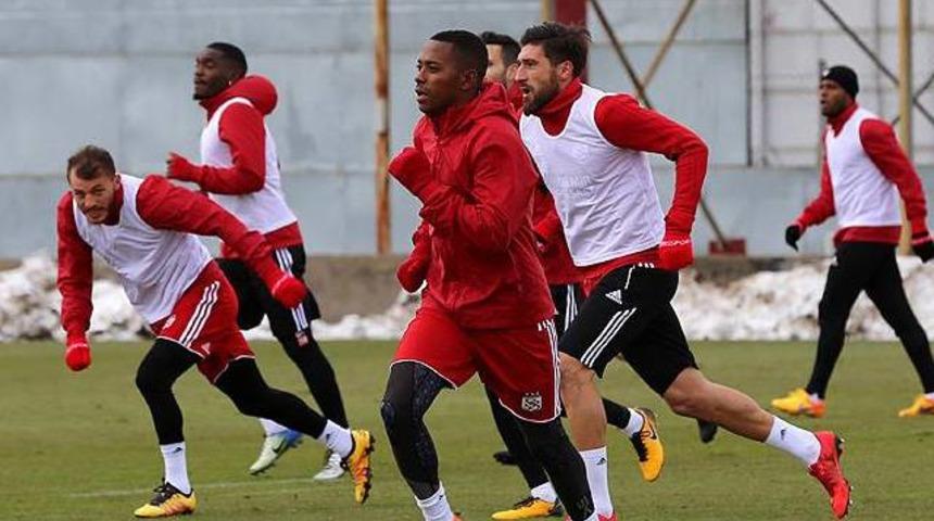 Robinho ilk antrenmanına &ccedil;ıktı