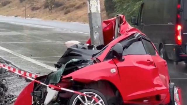 Direğe çarpan otomobili gören inanamadı, kağıt gibi katlandı... 1 can kaybı var