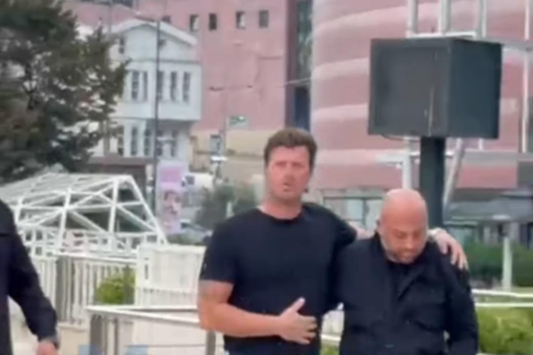 Halit Yukat a veda... Acılı eş tabuta sarıldı, Kıvanç Tatlıtuğ cenazede gözyaşlarını tutamadı 4