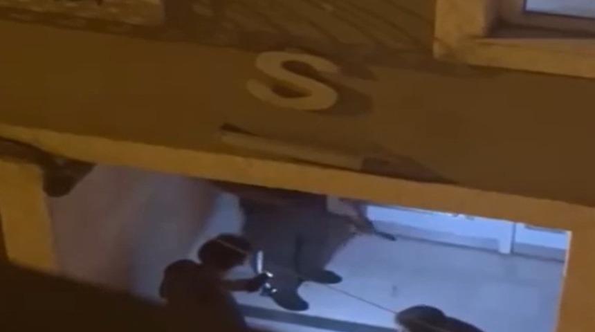 Kağıthane'de korkutan görüntüler: Pompalıyla poz verdiler!