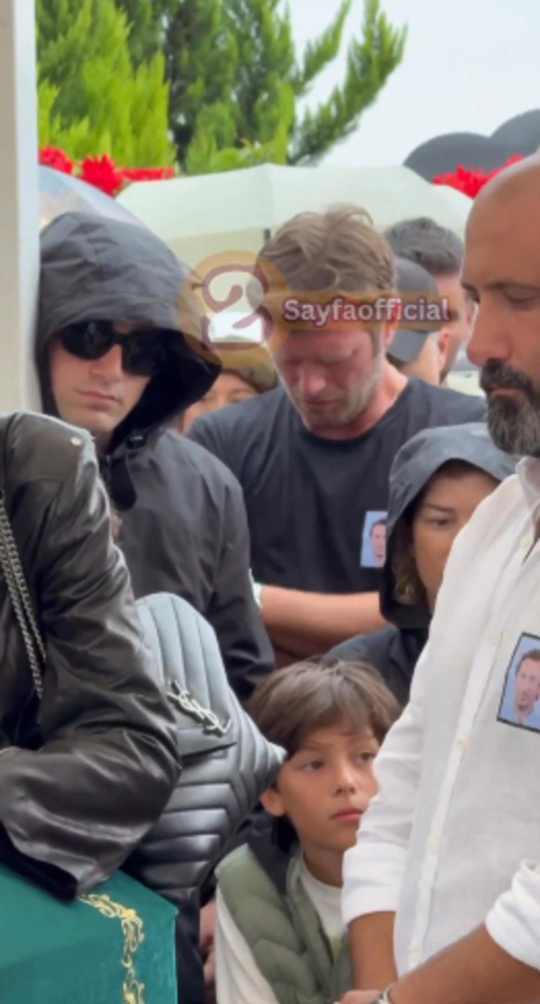 Halit Yukat a veda... Acılı eş tabuta sarıldı, Kıvanç Tatlıtuğ cenazede gözyaşlarını tutamadı 5