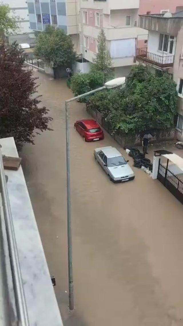 Bursa’yı sağanak vurdu: Cadde ve sokaklar sular altında kaldı! 4