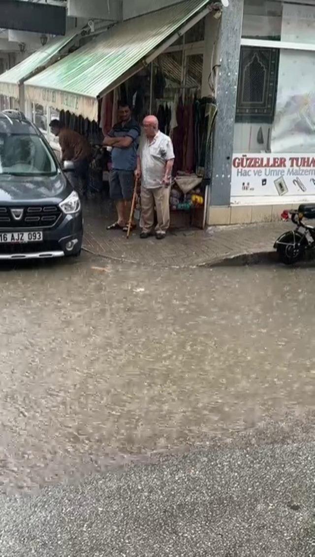 Bursa’yı sağanak vurdu: Cadde ve sokaklar sular altında kaldı! 5