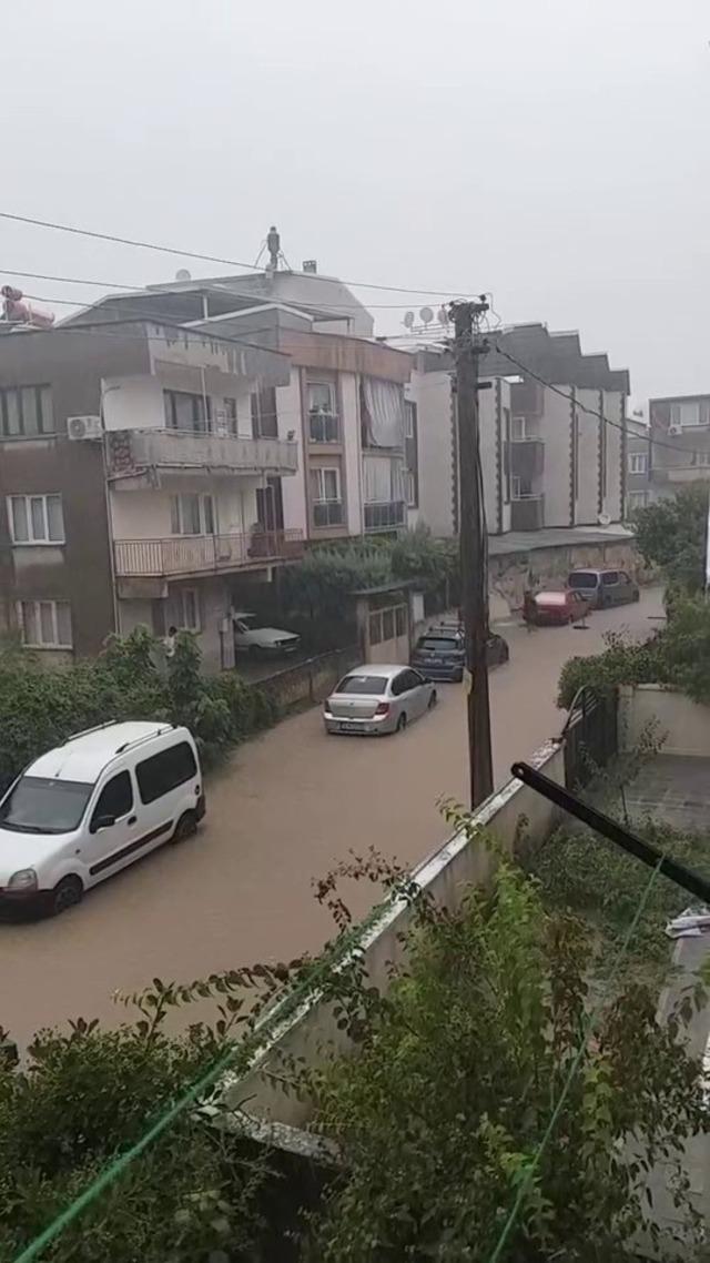 Bursa’yı sağanak vurdu: Cadde ve sokaklar sular altında kaldı! 1