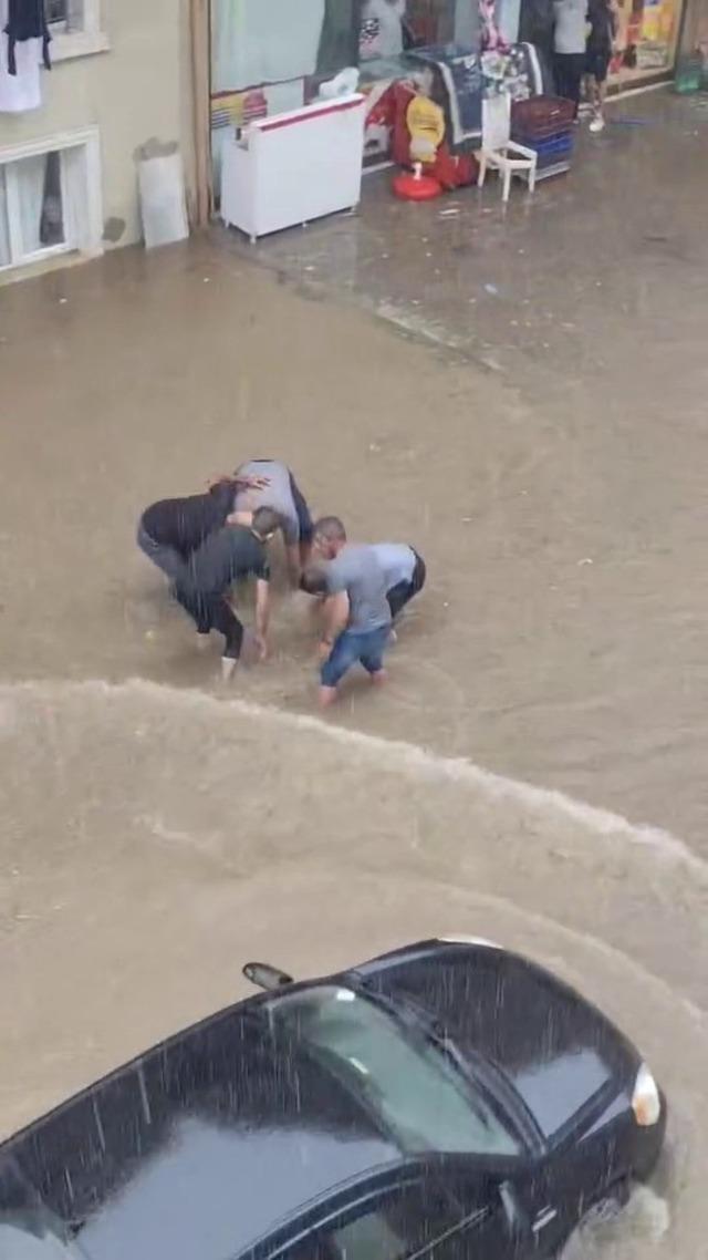 Bursa’yı sağanak vurdu: Cadde ve sokaklar sular altında kaldı! 2