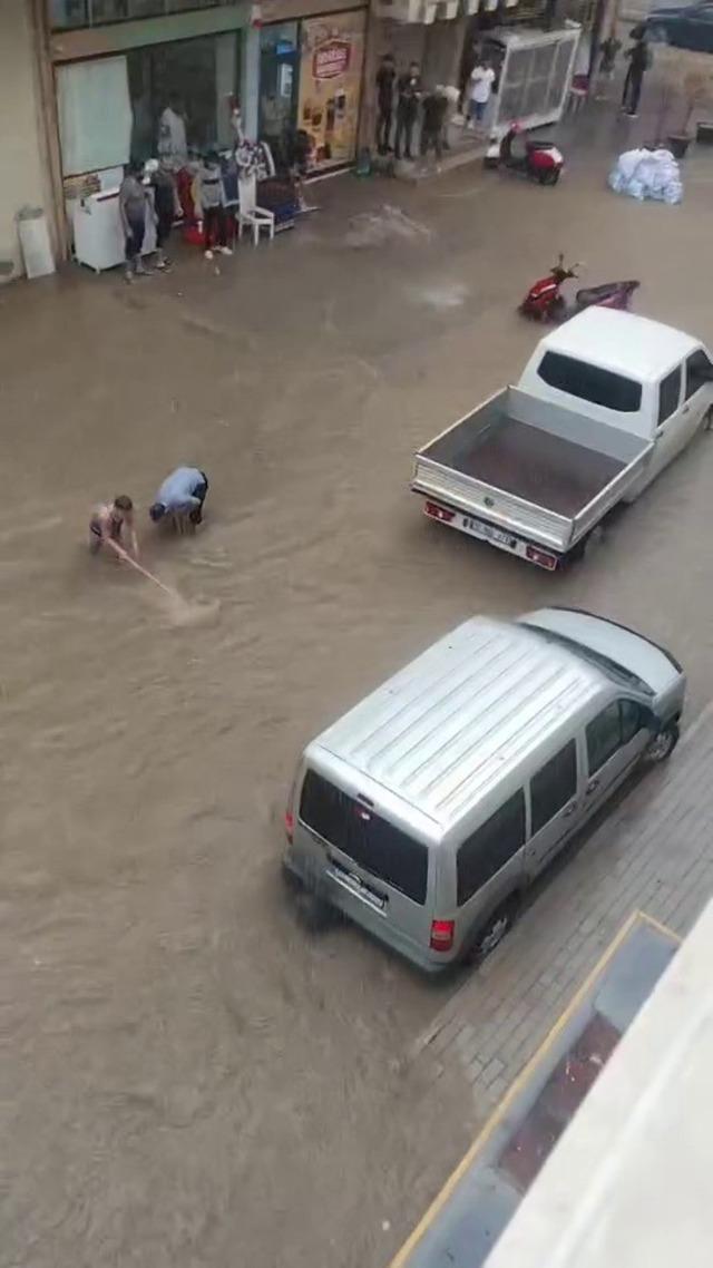 Bursa’yı sağanak vurdu: Cadde ve sokaklar sular altında kaldı! 6