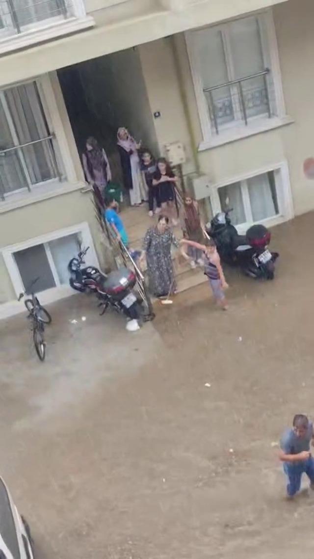 Bursa’yı sağanak vurdu: Cadde ve sokaklar sular altında kaldı! 3