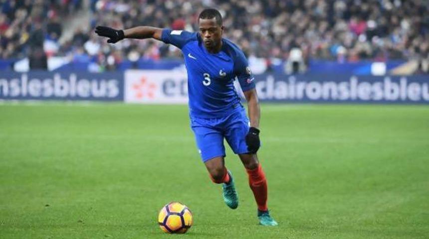 Galatasaray ve Fenerbah&ccedil;e, Patrice Evra transferi i&ccedil;in yarışıyor!