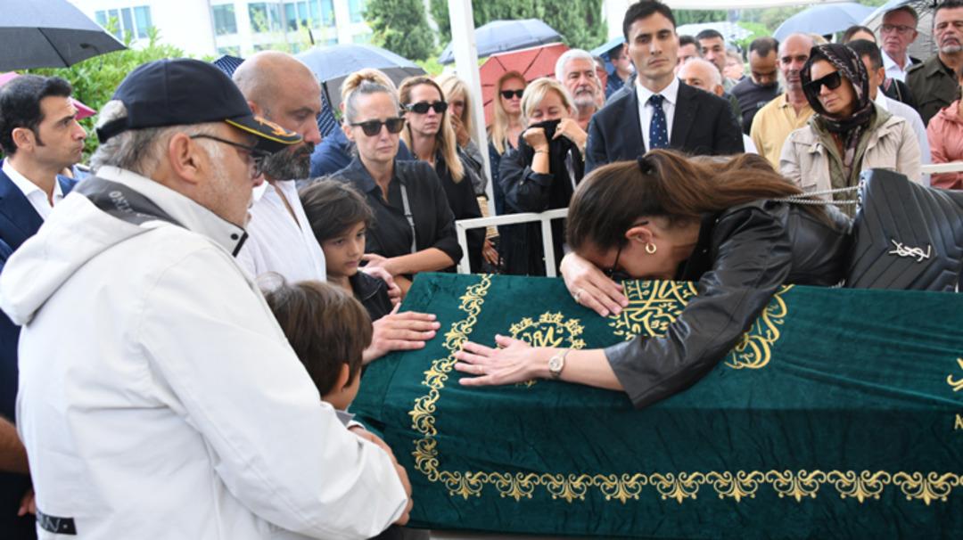 Halit Yukat a veda... Acılı eş tabuta sarıldı, Kıvanç Tatlıtuğ cenazede gözyaşlarını tutamadı 3
