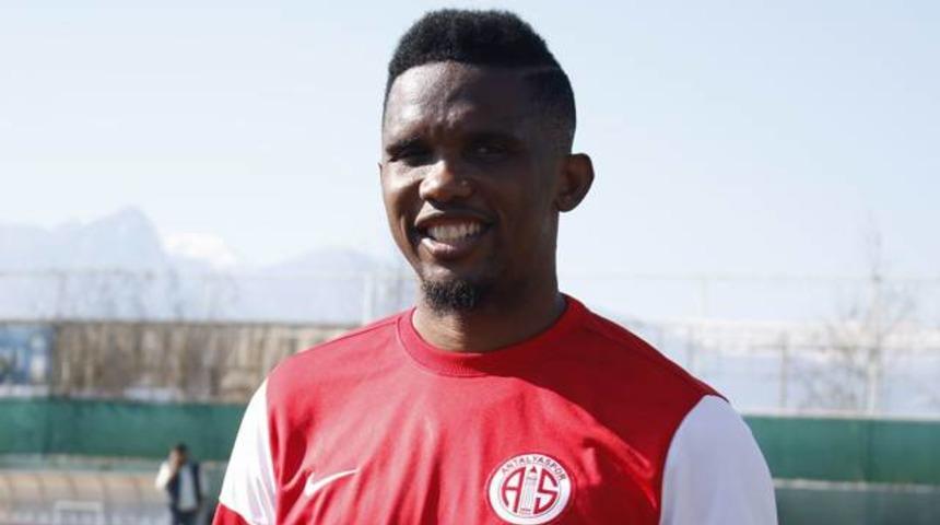 Samuel Eto'o Antalyaspor'a imzayı atıyor