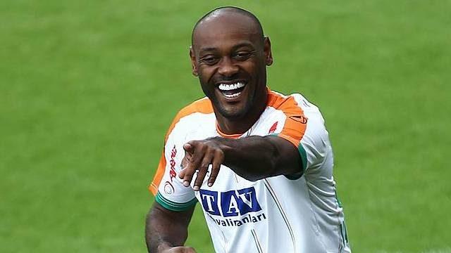 Vagner Love tesislerde kız arkadaşıyla basılmış