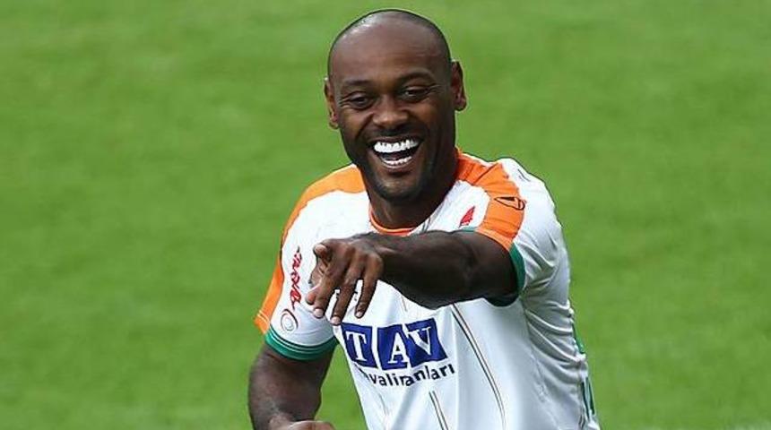 Vagner Love tesislerde kız arkadaşıyla basılmış
