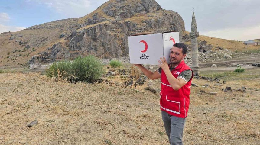 Kızılay gönüllüleri Ağrı’da köy ziyaretleriyle çocukları sevindirdi