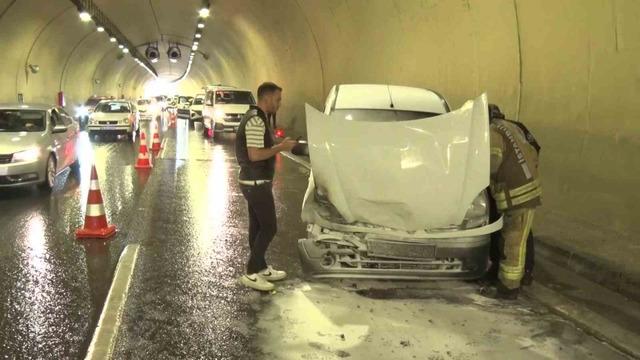 Üsküdar’da tünel içinde zincirleme kaza: 1 araç yandı 3