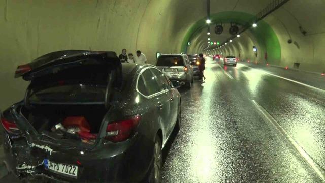 Üsküdar’da tünel içinde zincirleme kaza: 1 araç yandı 2