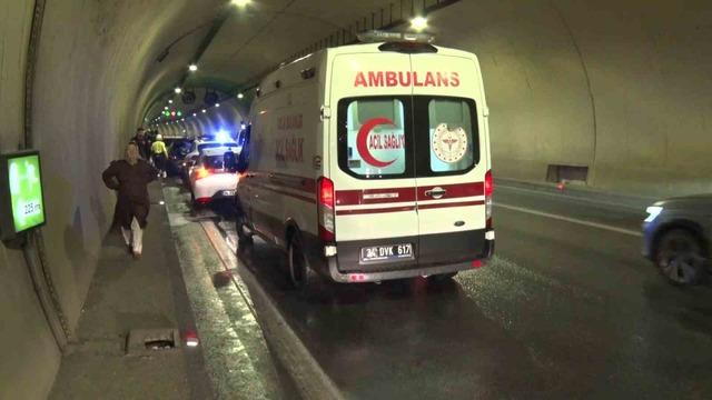 Üsküdar’da tünel içinde zincirleme kaza: 1 araç yandı 1