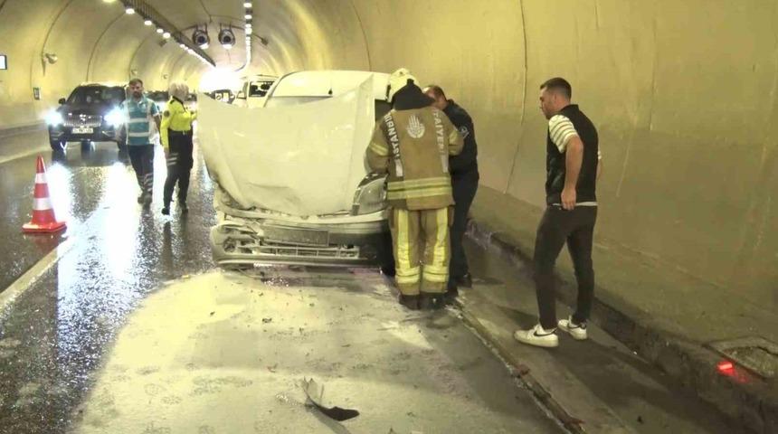 Üsküdar’da tünel içinde zincirleme kaza: 1 araç yandı
