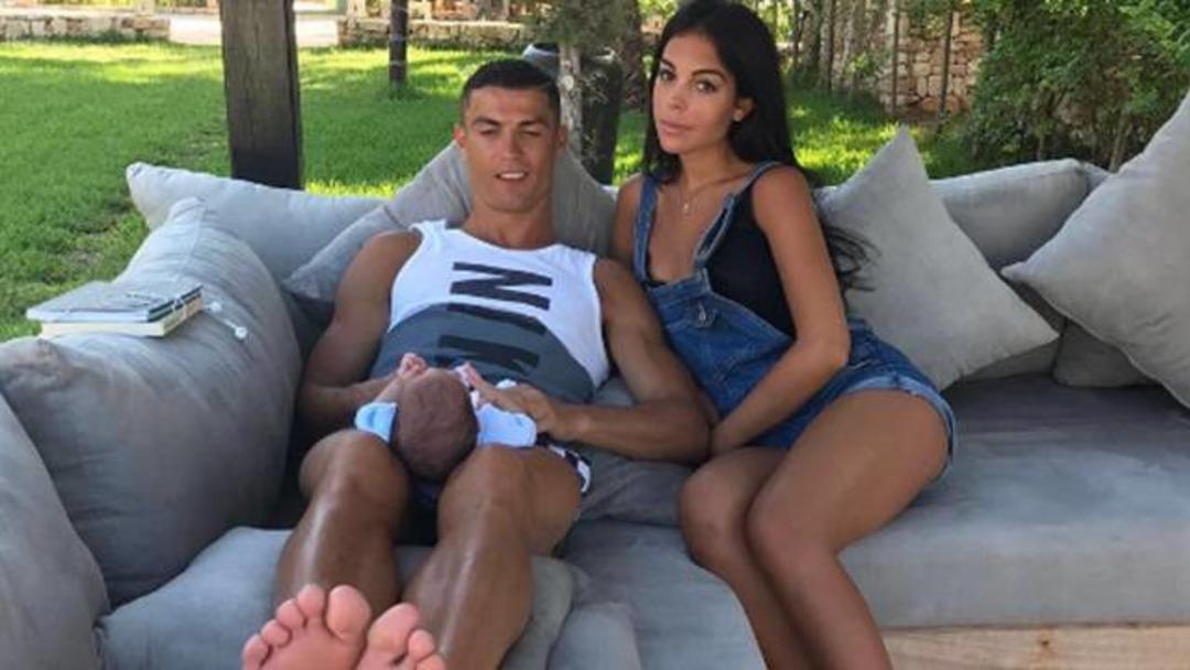Ronaldo, sevgilisi Georgina Rodriguez'in g&ouml;nl&uuml;n&uuml; almaya &ccedil;alışıyor