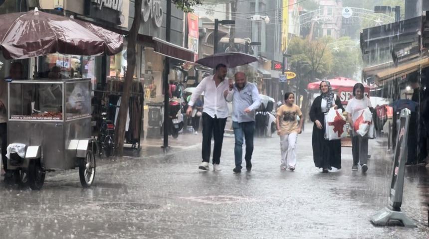 Bandırma'da sağanak yağış etkili oldu