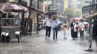 Bandırma'da sağanak yağış etkili oldu