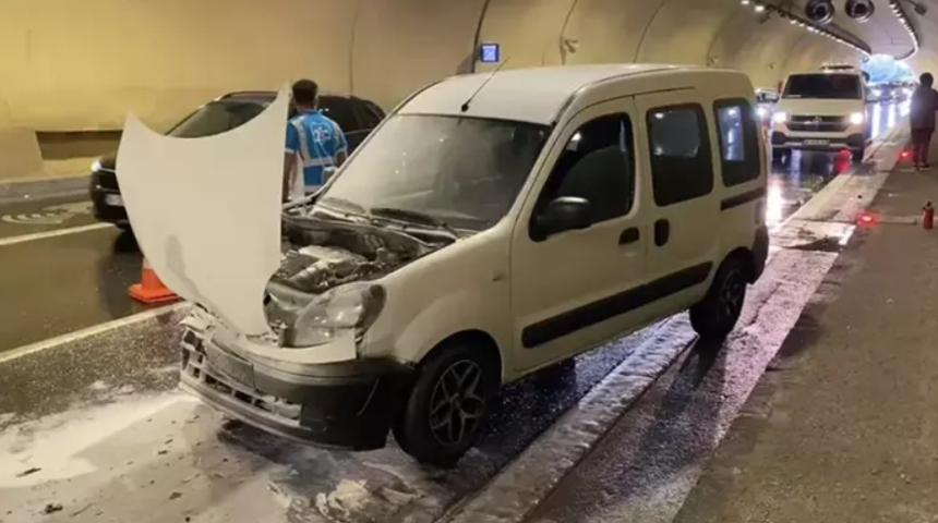 Üsküdar'da 4 aracın karıştığı zincirleme kazada bir otomobil yandı