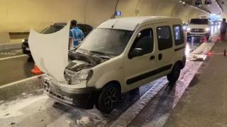 Üsküdar'da 4 aracın karıştığı zincirleme kazada bir otomobil yandı