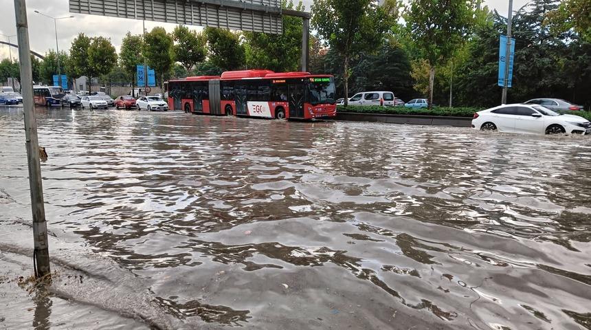 Valilik uyarmıştı! Ankara'da yollar göle döndü