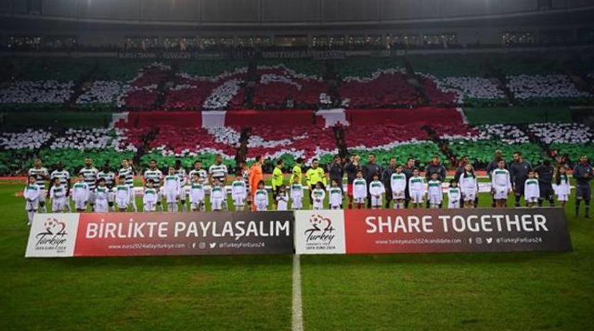 Bursaspor trib&uuml;nlerinden Mehmet&ccedil;ik'e destek koreografisi