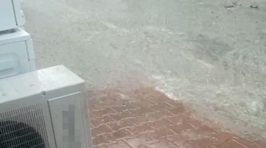 Kozcağız'da sağanak yağış yolları göle çevirdi