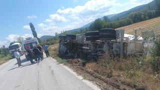 Kütahya'da trafik kazası! Beton mikseri devrildi