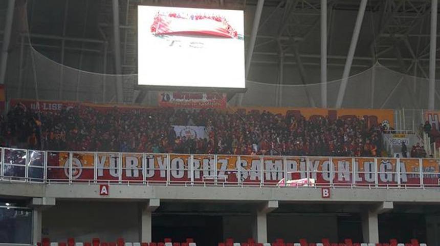 Galatasaray taraftarı kolunu kırdı, olaya ilk Samet Aybaba m&uuml;dahale etti