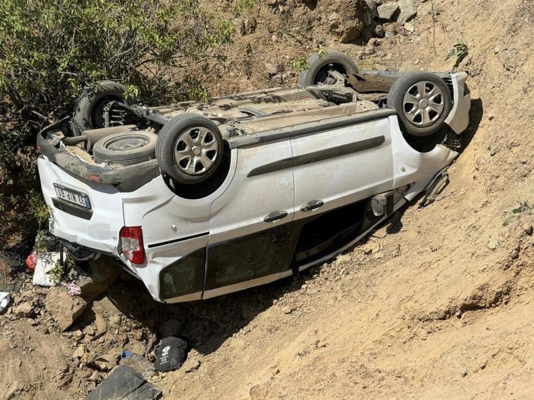 Hafif ticari araç uçuruma yuvarlandı: 1 ölü, 4 yaralı 1