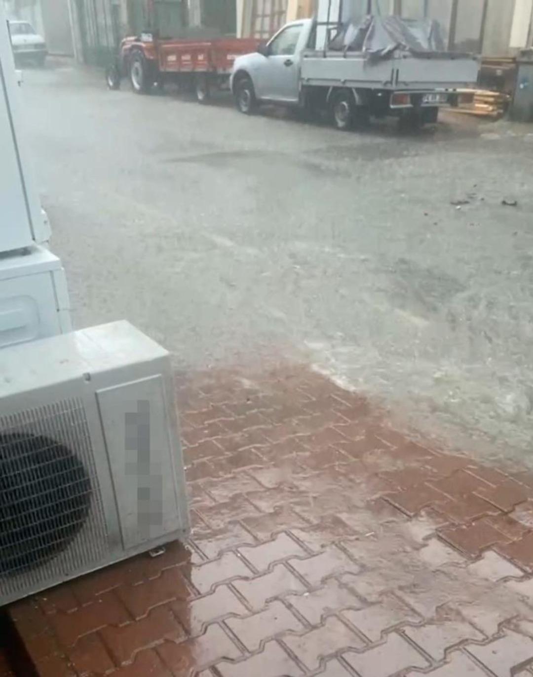 Kozcağız da sağanak yağış yolları göle çevirdi 1