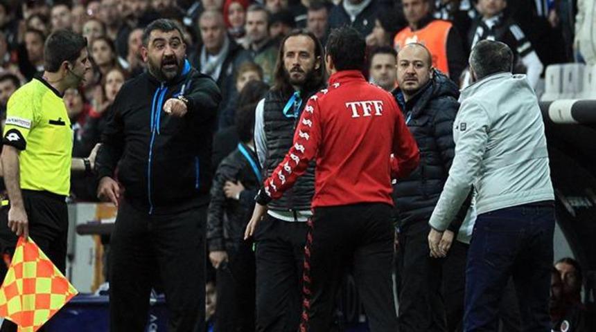 &Uuml;mit &Ouml;zat ve Şenol G&uuml;neş ma&ccedil; &ouml;ncesi tokalaşmadı