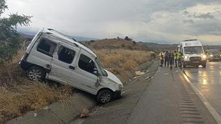 D-100'de hafif ticari araç refüje çarptı: 1 ölü, 4 yaralı