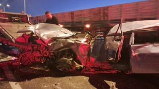 Taşa çarpan Tofaş hurdaya döndü: 2 kişi yaralandı