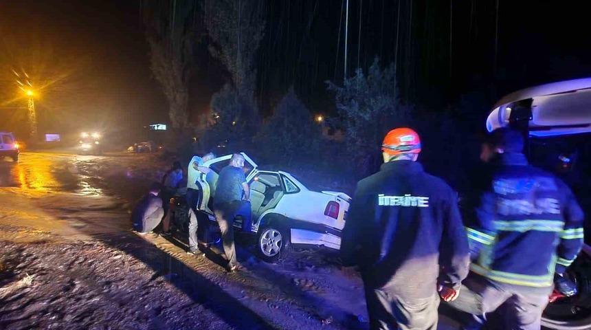 Sağanak sonrası çamura saplanan araç mahsur kaldı