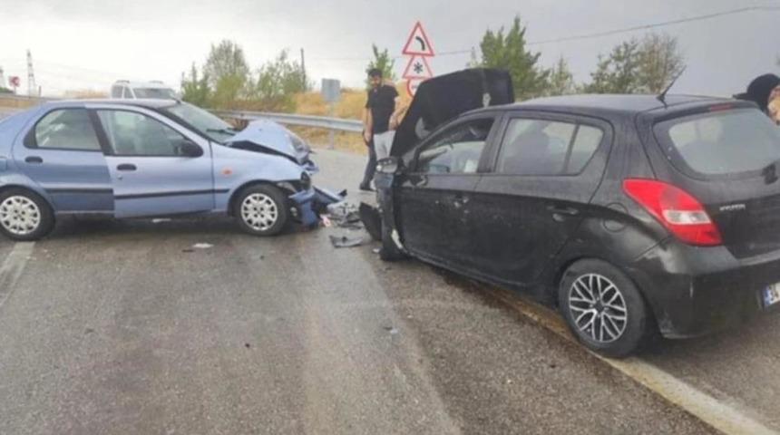 Ankara’da iki otomobil kafa kafaya çarpıştı: 6 yaralı