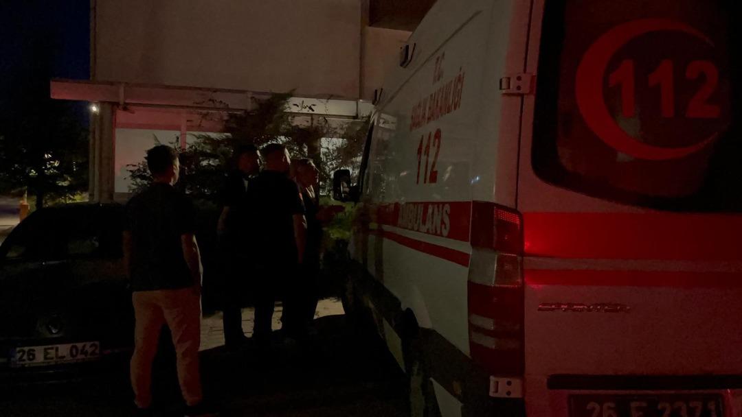 Yol isteyen ambulansa sinirlendi! Resmi kurum içinde sıkıştırıp bir minibüs dolusu adam çağırdılar 1