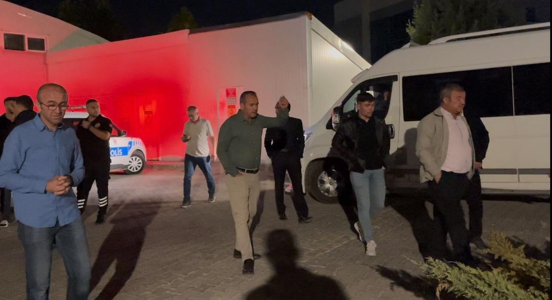 Yol isteyen ambulansa sinirlendi! Resmi kurum içinde sıkıştırıp bir minibüs dolusu adam çağırdılar 4