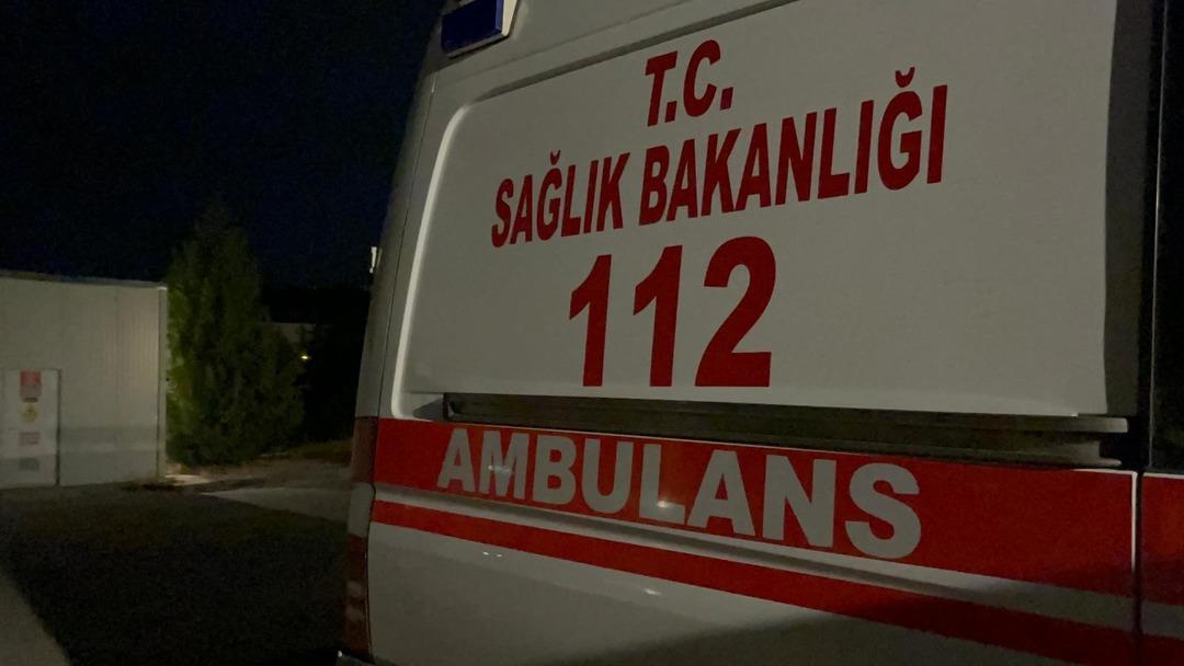 Yol isteyen ambulansa sinirlendi! Resmi kurum içinde sıkıştırıp bir minibüs dolusu adam çağırdılar 6