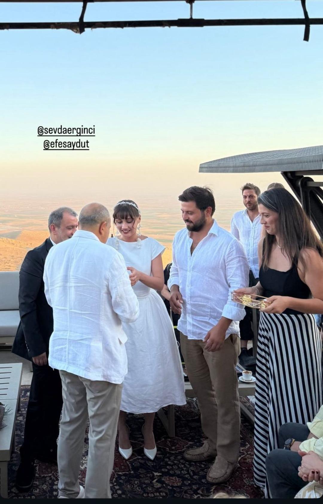 Ünlü oyuncu Sevda Erginci evleniyor! Mardin de nişan yapıldı  2