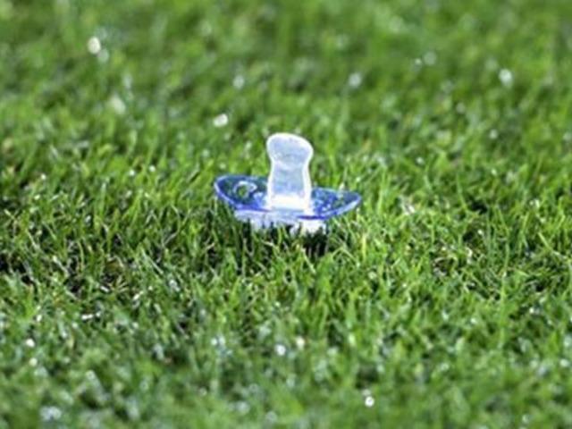 Başakşehir - Fenerbahçe maçında sahaya 'emzik' atıldı 