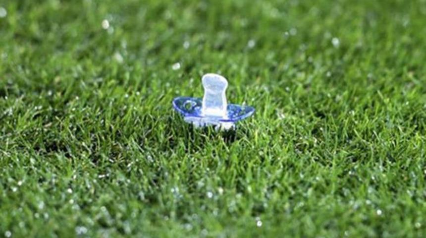 Başakşehir - Fenerbahçe maçında sahaya 'emzik' atıldı 