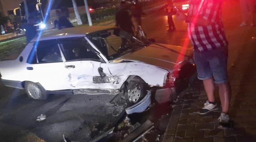 Kontrolden çıkan otomobil kamyonetlere çarptı